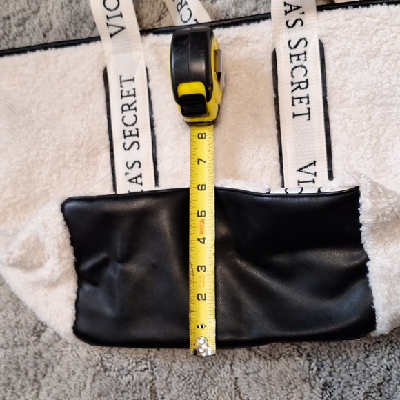 Victoria's Secret faux fleece and leather zip tote EUC - Picture 4 of 6